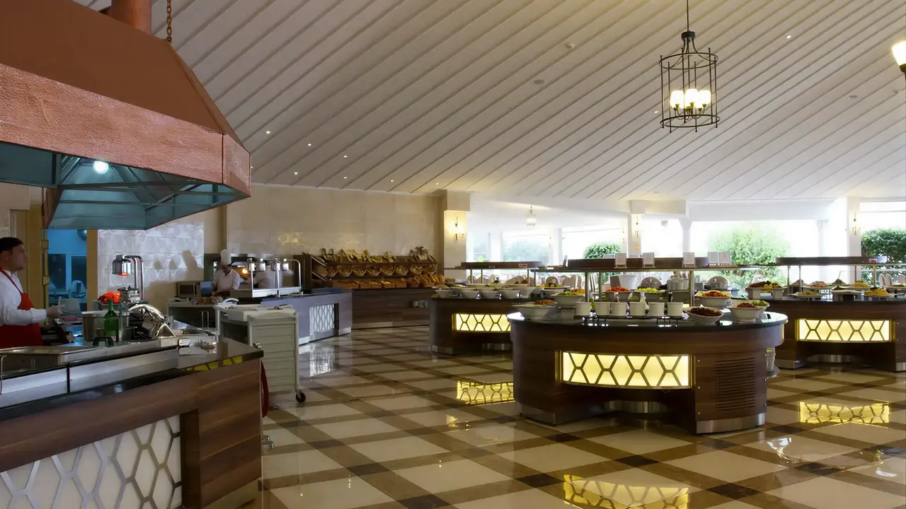 Bufet z jedzeniem w hotelu Letoonia Club