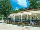 Taras restauracyjny w Letoonia Club z gośćmi