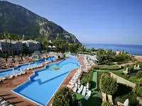 Widok na kompleks basenowy w Liberty Lykia Adults Only