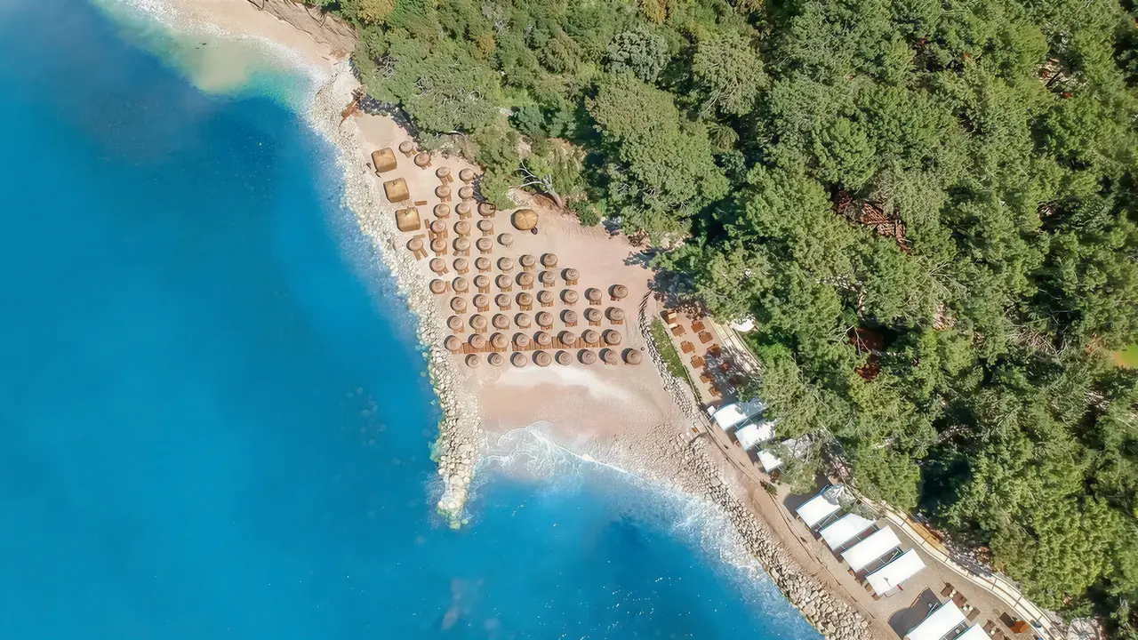 Plaża z parasolami w Liberty Lykia Adults Only