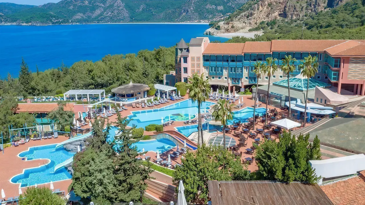 Widok na kompleks hotelowy Liberty Lykia Adults Only z basenami