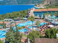 Widok na kompleks hotelowy Liberty Lykia Adults Only z basenami