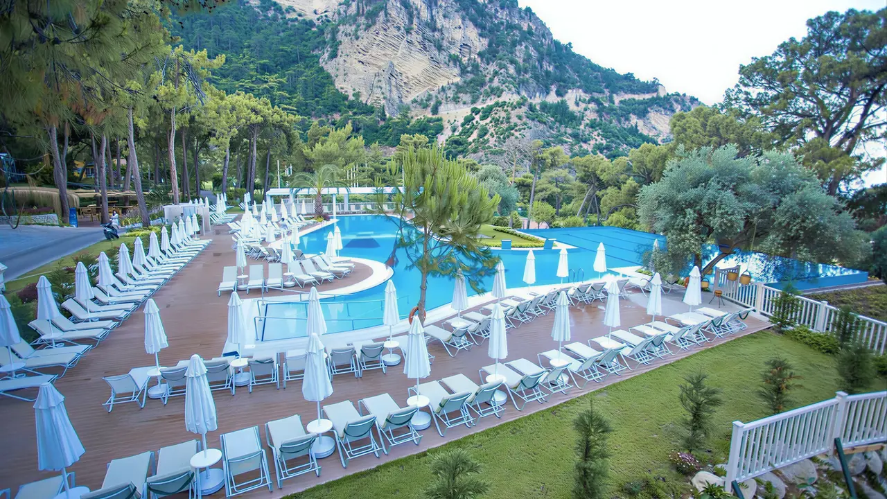 Basen z leżakami w Liberty Lykia Adults Only