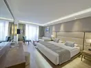 Nowoczesny pokój z łóżkiem w Liberty Lykia Adults Only