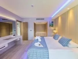 Sypialnia z dużym łóżkiem w Liberty Lykia Adults Only