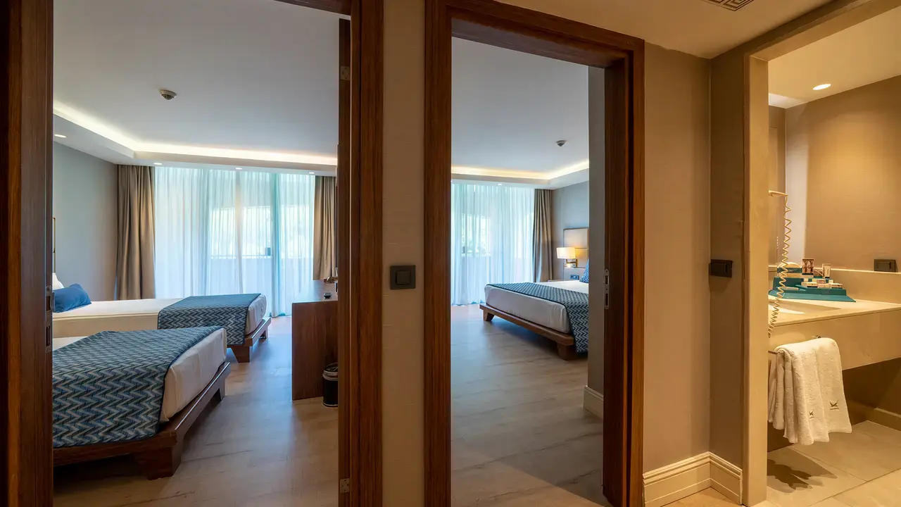 Wnętrze pokoju z łóżkami w Liberty Lykia Adults Only