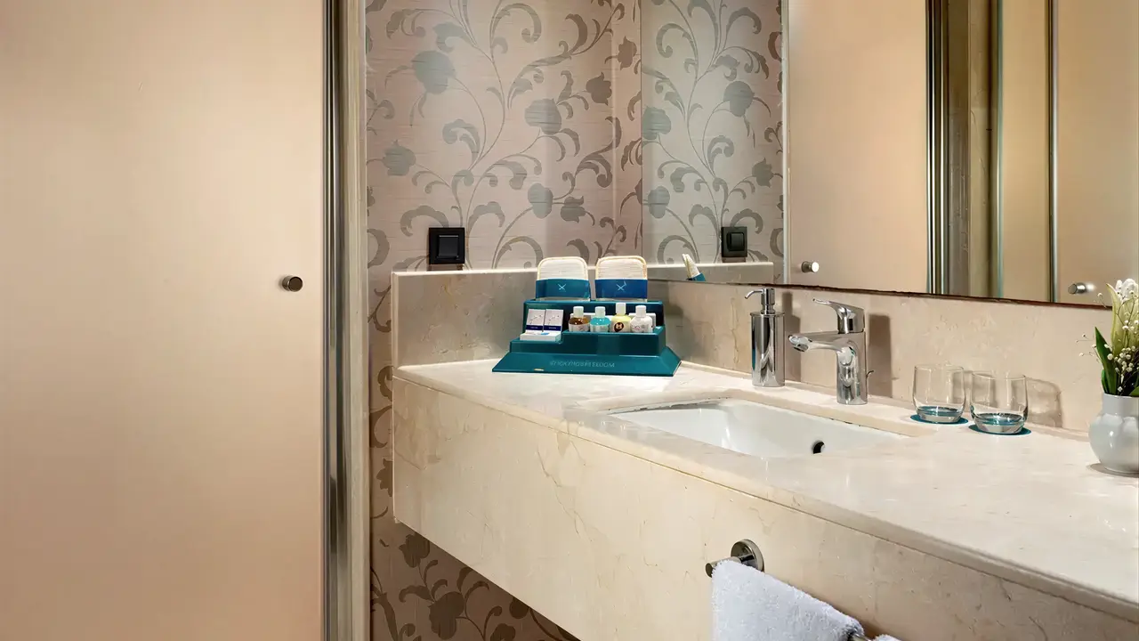 Łazienka z umywalką w Liberty Lykia Adults Only
