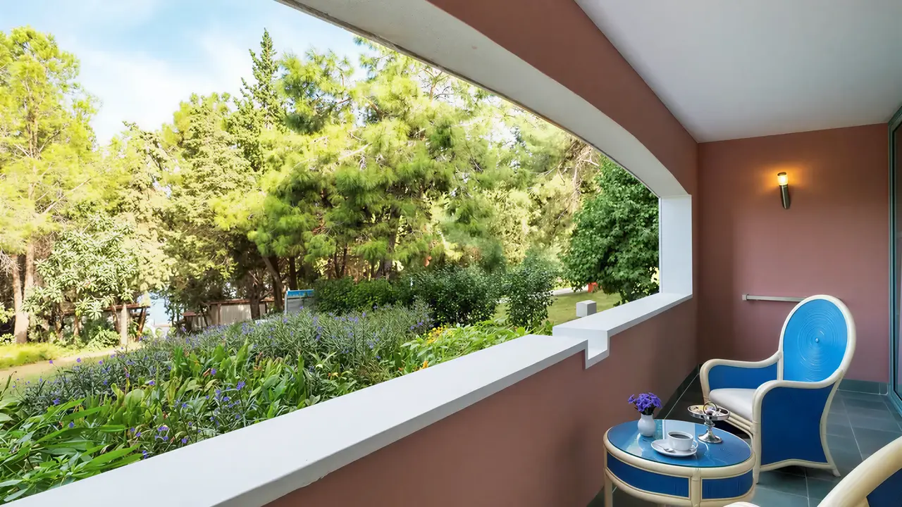 Balkon z widokiem na zieleń w Liberty Lykia Adults Only