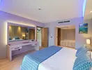 Sypialnia w hotelu Liberty Lykia Adults Only z dużym łóżkiem