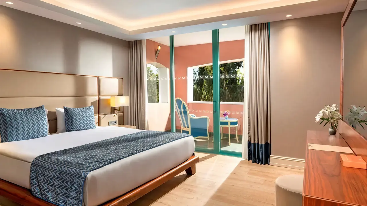 Sypialnia w hotelu Liberty Lykia Adults Only z widokiem na taras