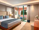Sypialnia w hotelu Liberty Lykia Adults Only z widokiem na taras