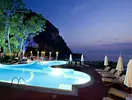 Oświetlony basen w Liberty Lykia Adults Only o zmierzchu