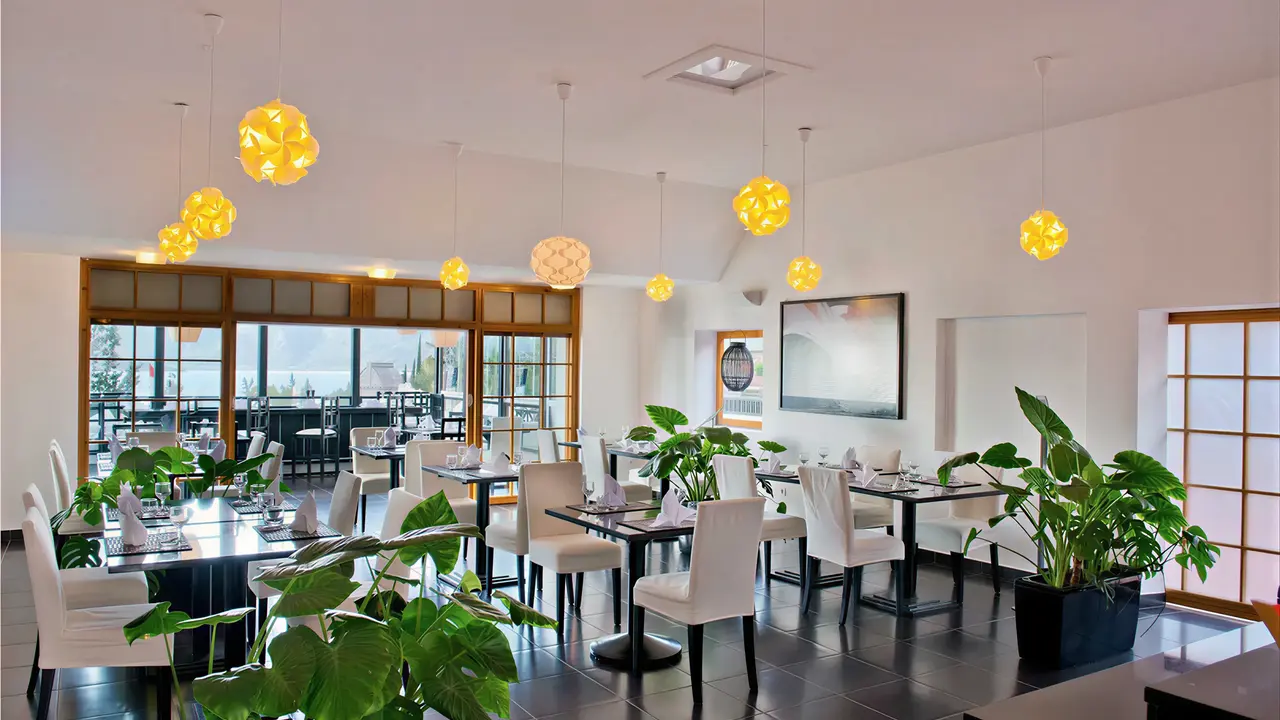 Nowoczesna restauracja w Liberty Lykia Adults Only z białymi krzesłami