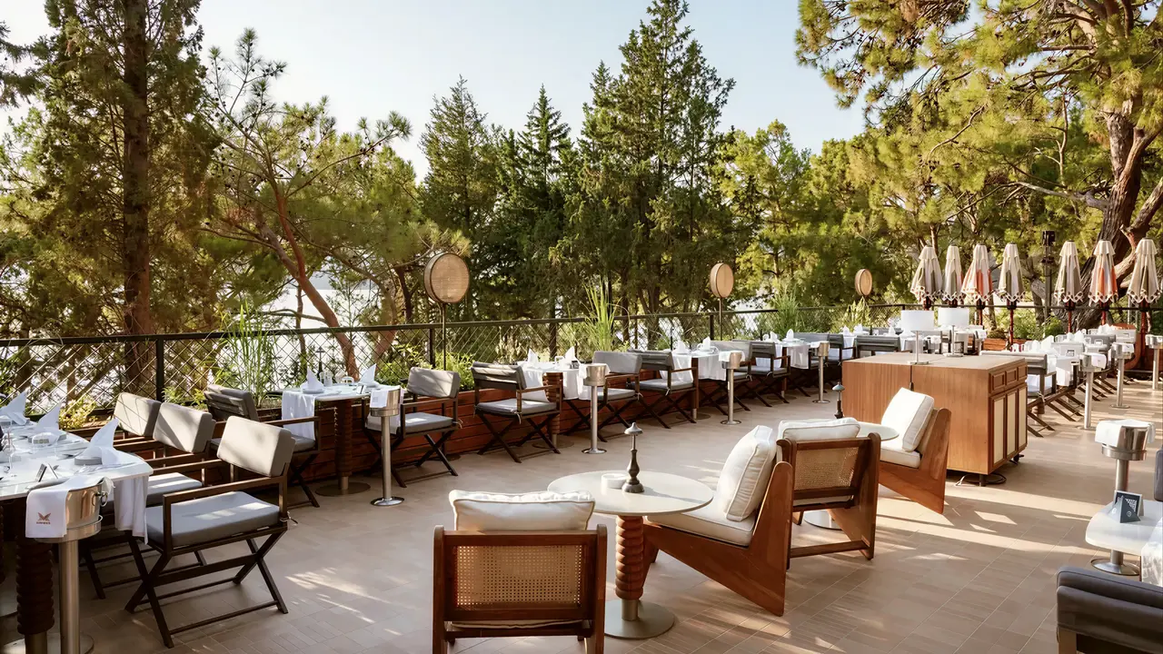 Taras restauracyjny w Liberty Lykia Adults Only z ustawionymi stolikami