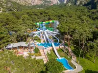 Zjeżdżalnie wodne w Liberty Lykia Adults Only otoczone zielonym lasem