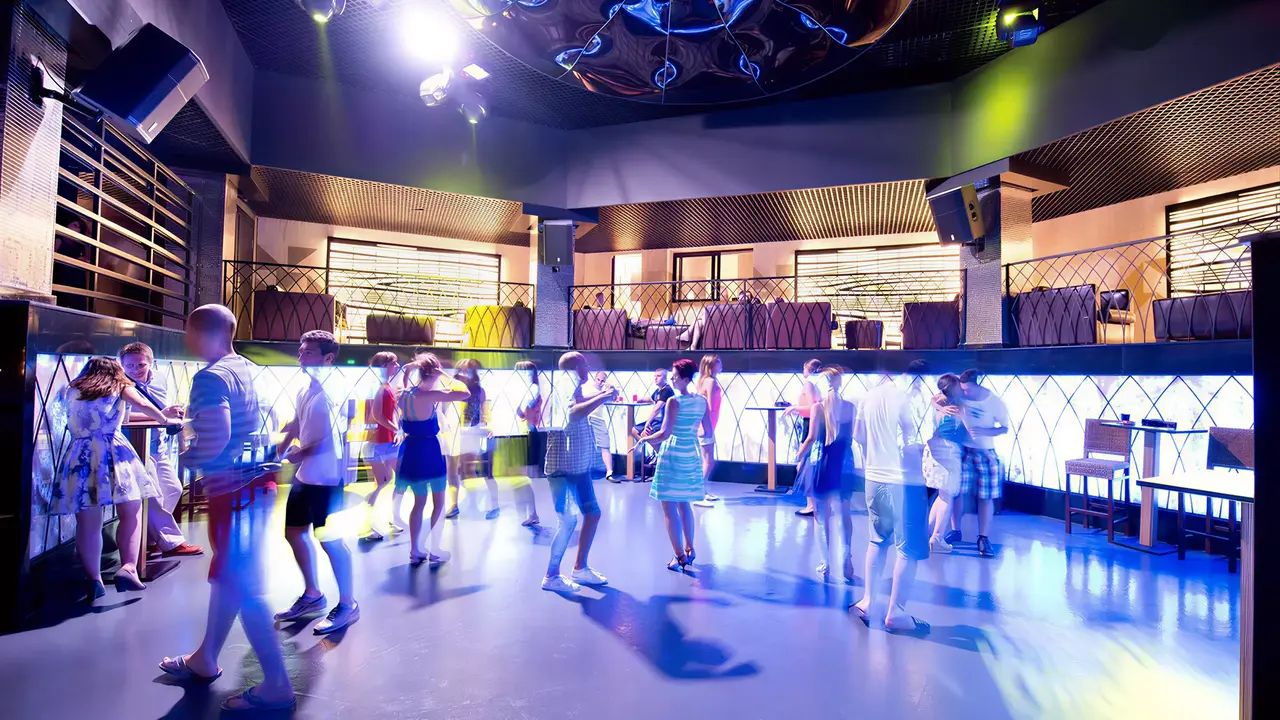 Goście tańczą w klubie w Liberty Lykia Adults Only
