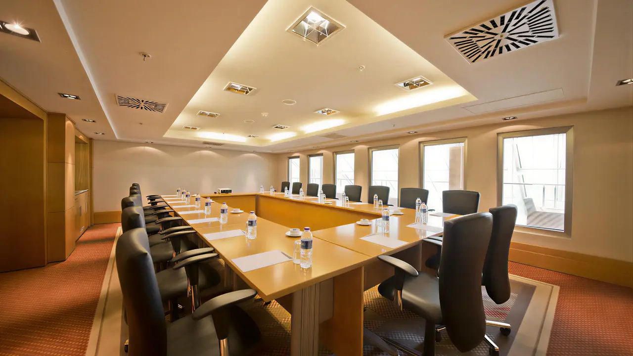 Sala konferencyjna w Liberty Lykia Adults Only z dużym stołem