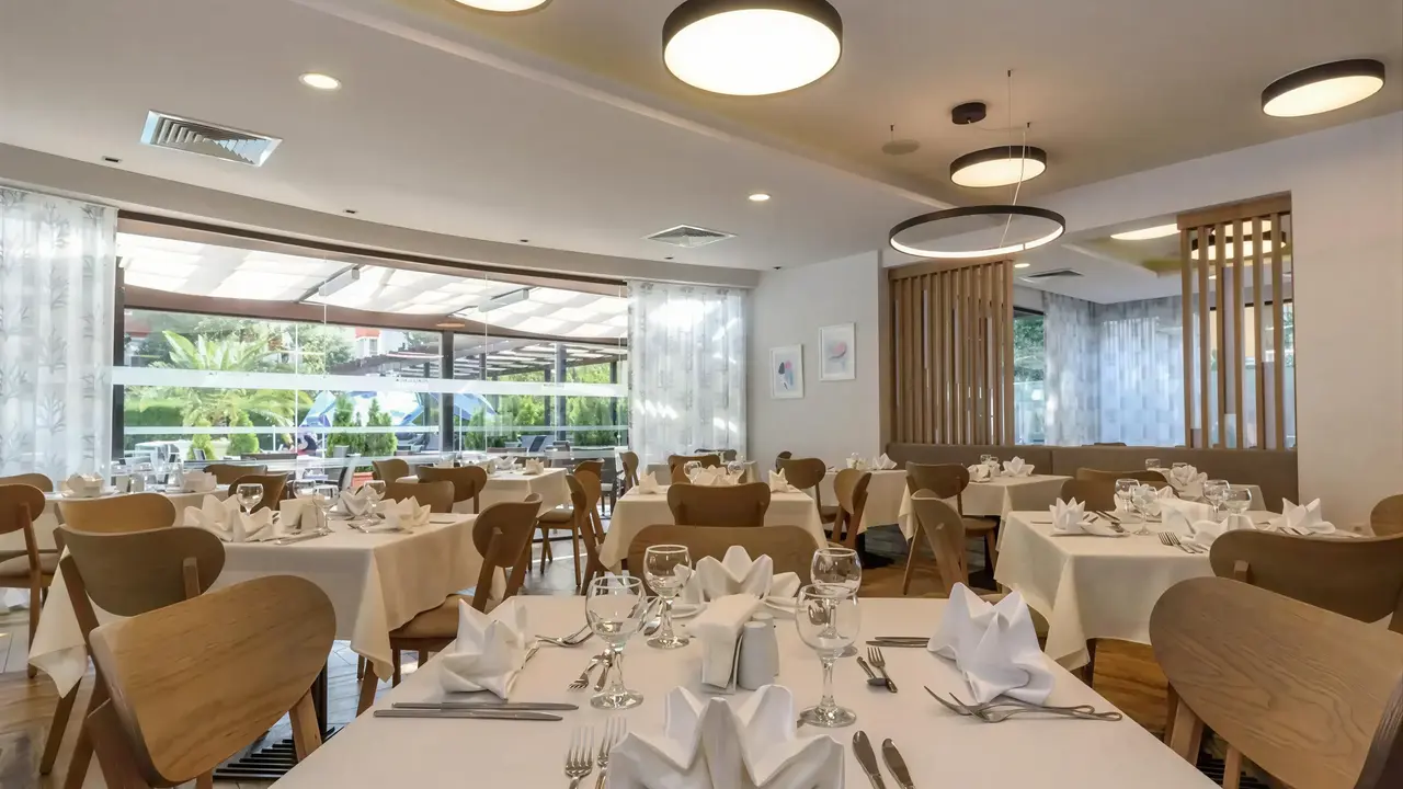Restauracja z nakrytymi stołami w Lion