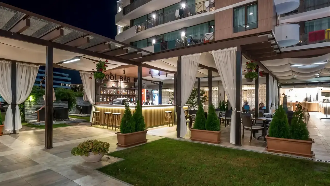 Bar przy basenie w hotelu Lion