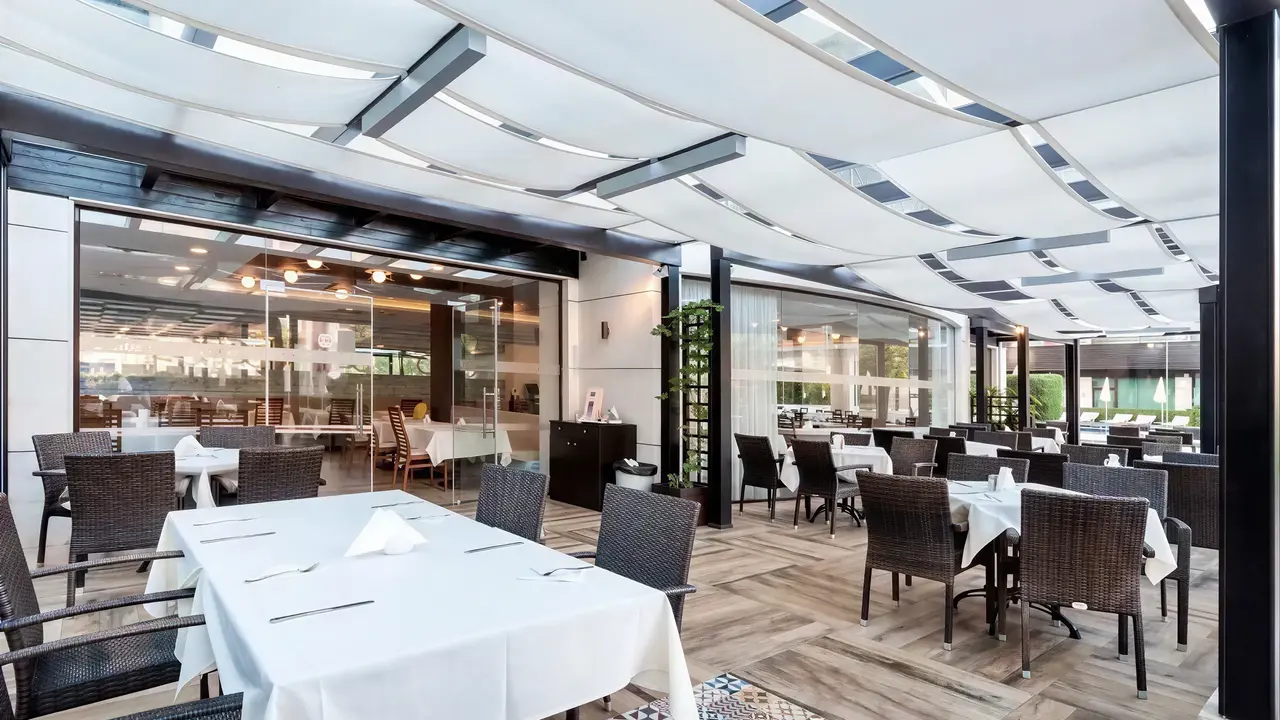 Restauracja w Lion z ustawionymi stolikami