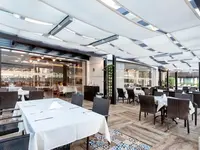 Restauracja w Lion z ustawionymi stolikami