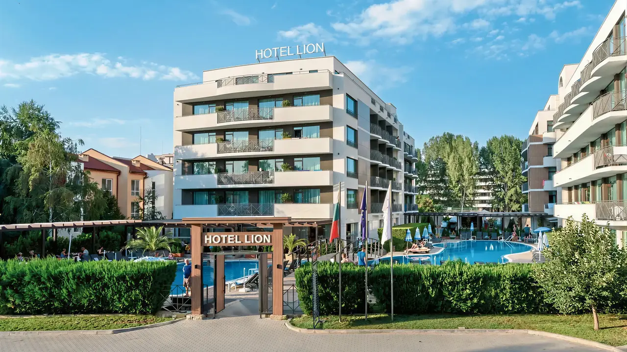 Budynek i fasada Lion z widokiem na basen