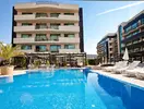 Basen i leżaki w hotelu Lion