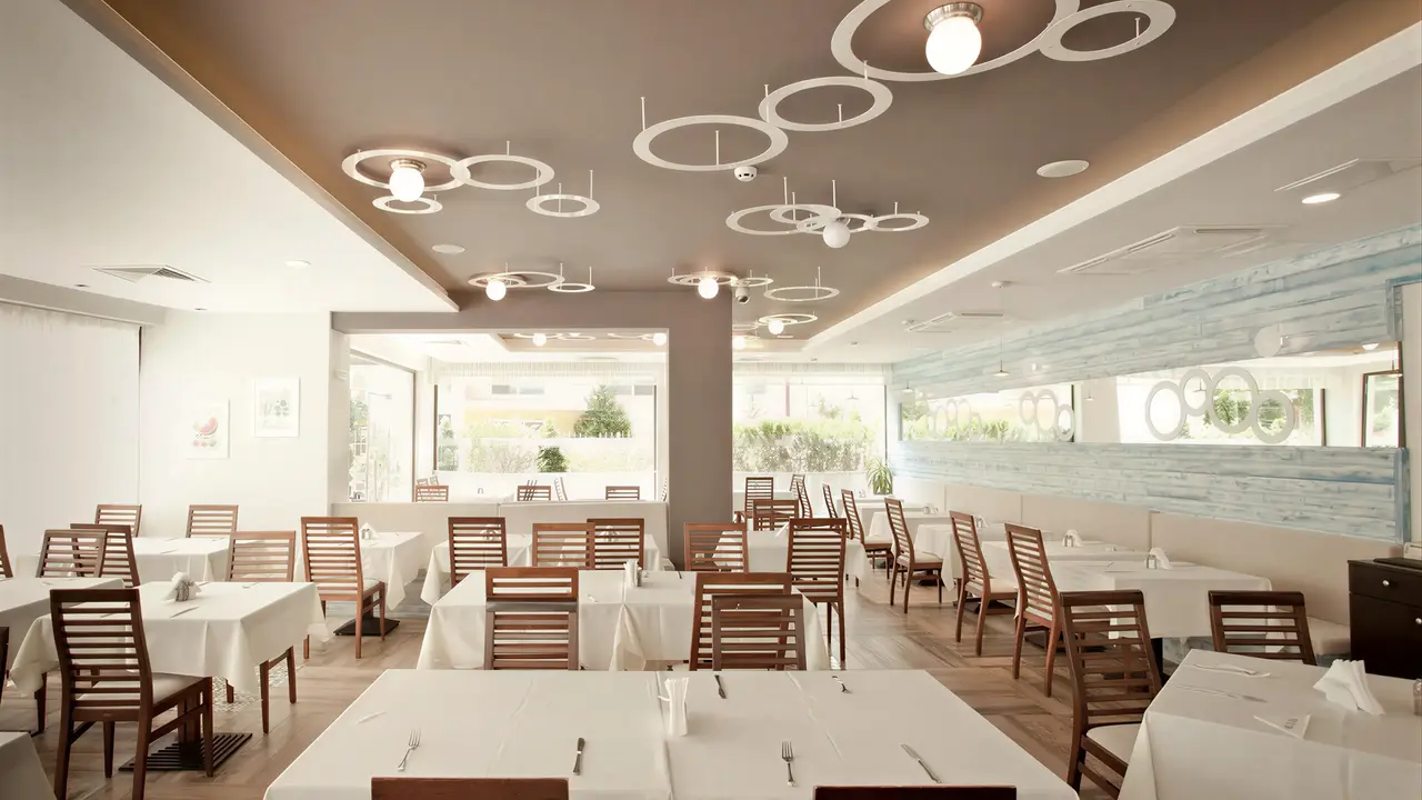 Restauracja w Lion z nakrytymi stołami