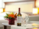 Wino i kwiaty w pokoju Lion