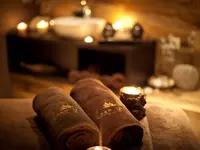 Relaksująca strefa spa w Lion z ręcznikami