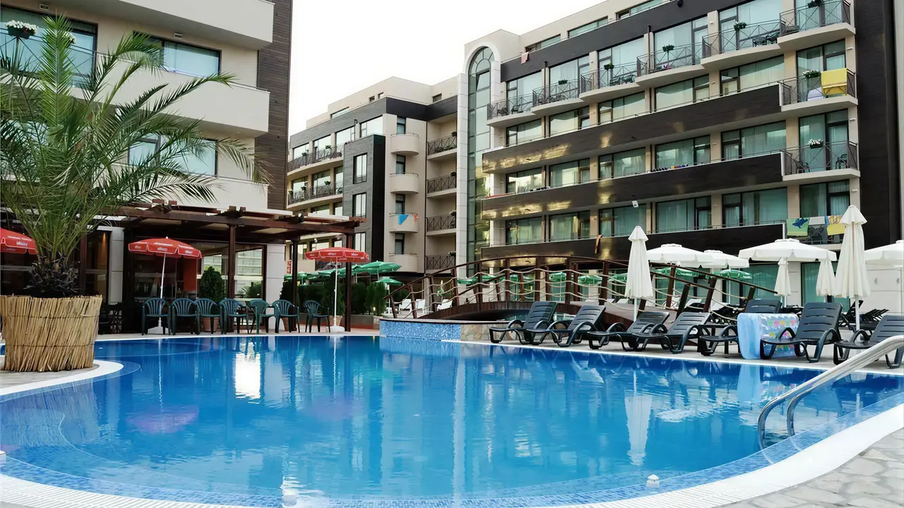 Basen i leżaki w hotelu Lion