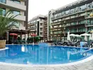 Basen i leżaki w hotelu Lion