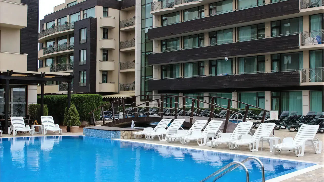 Basen z leżakami w hotelu Lion
