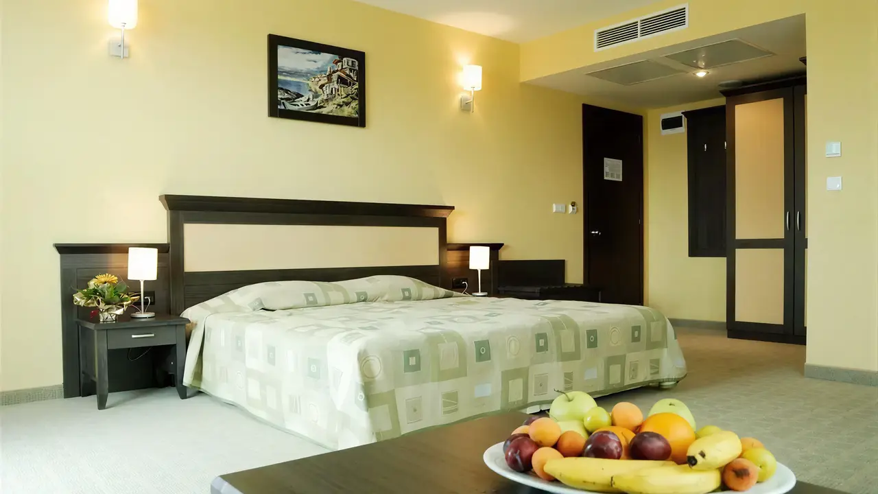 Pokój z łóżkiem w hotelu Lion