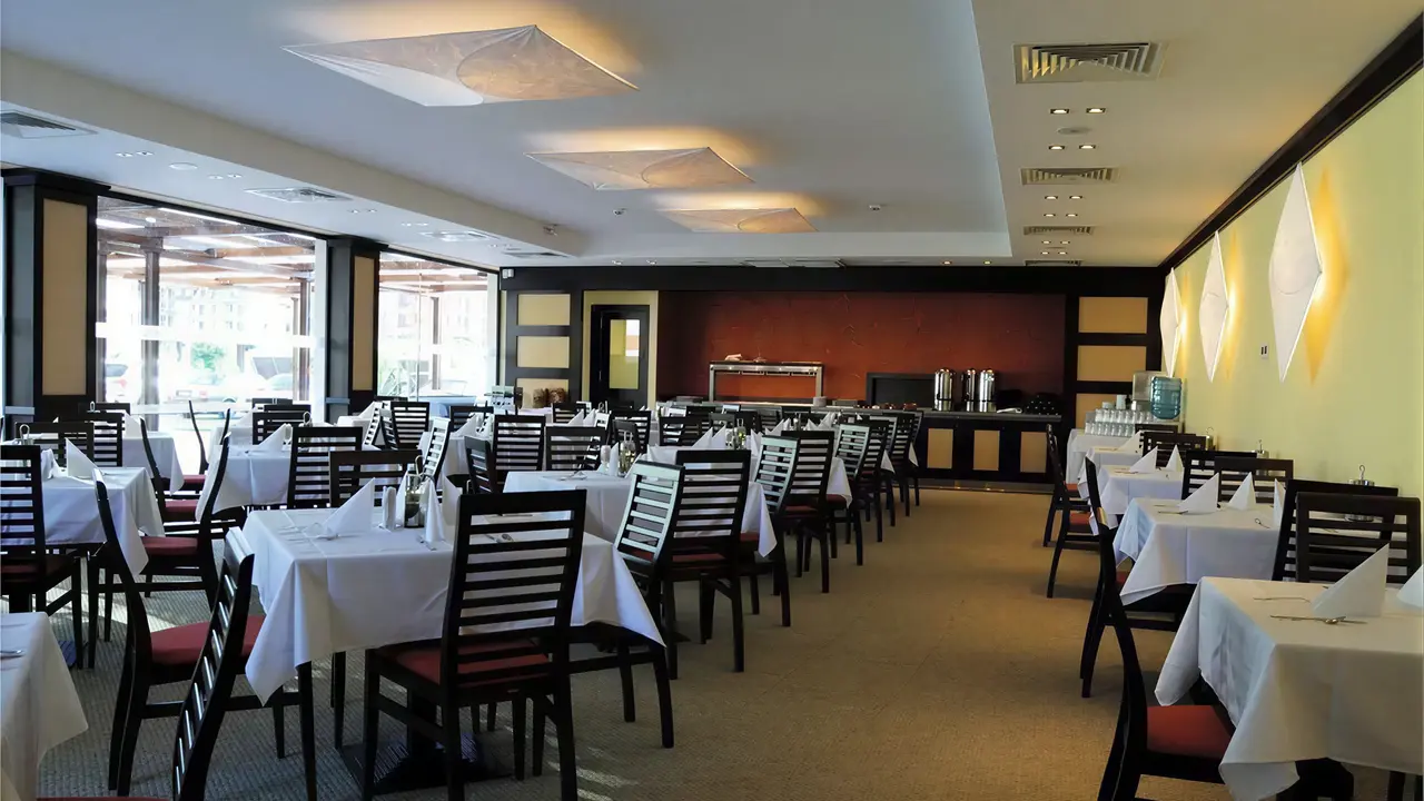 Restauracja w Lion z nakrytymi stołami