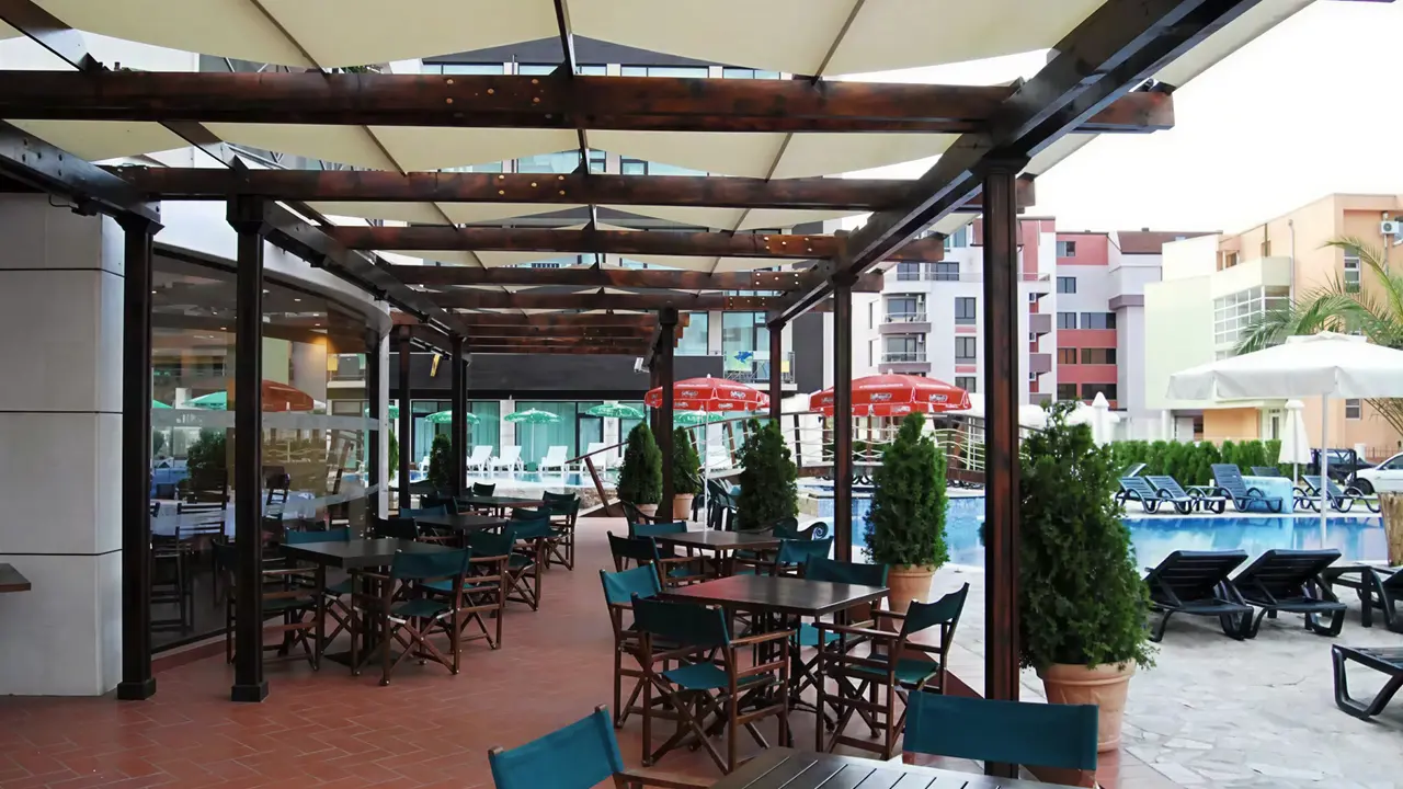 Restauracja na zewnątrz w Lion