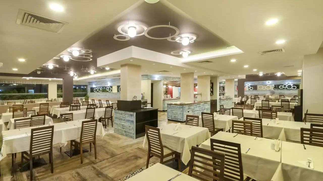 Restauracja z zastawionymi stołami w Lion