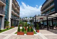 Nowoczesna architektura i patio w Lion