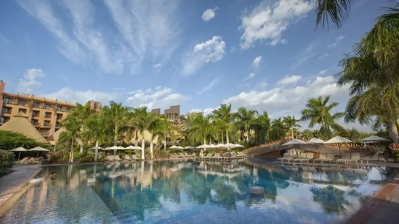 Basen z leżakami w hotelu Lopesan Baobab Resort