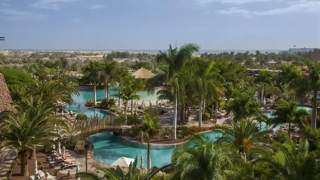 Widok na kompleks basenów w Lopesan Baobab Resort