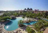 Widok na kompleks basenów w Lopesan Baobab Resort