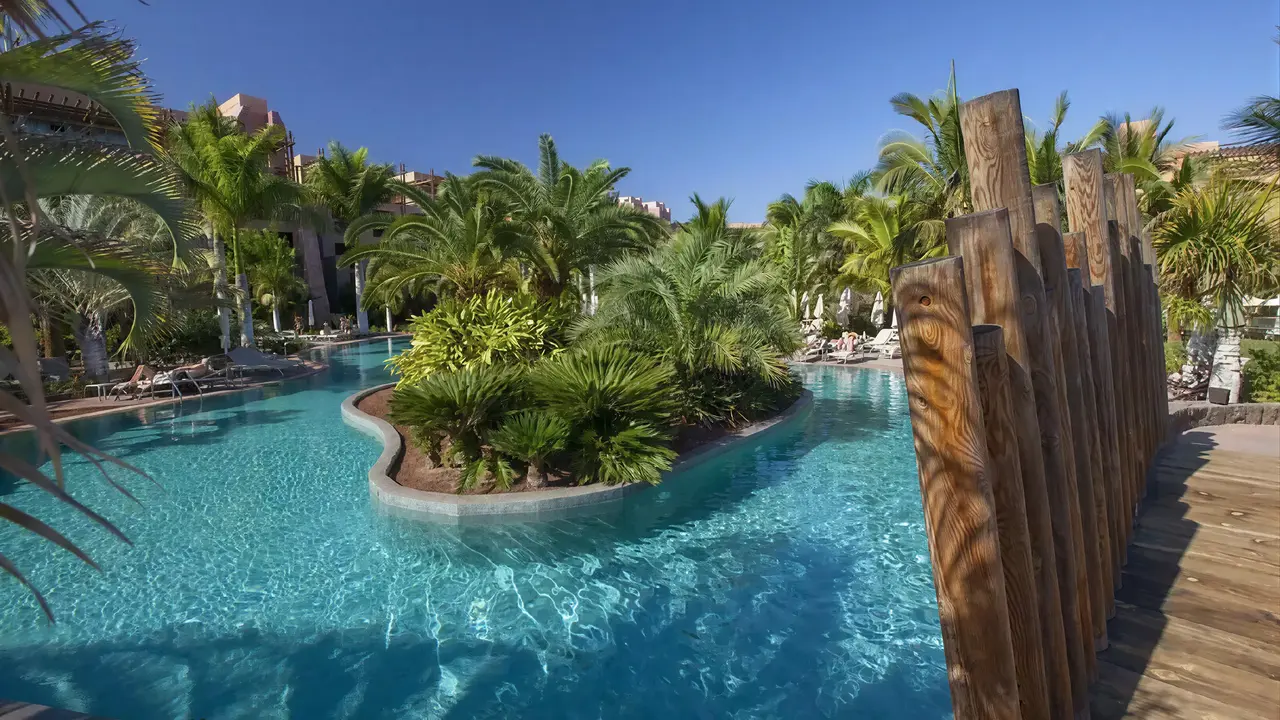 Basen z roślinnością w Lopesan Baobab Resort