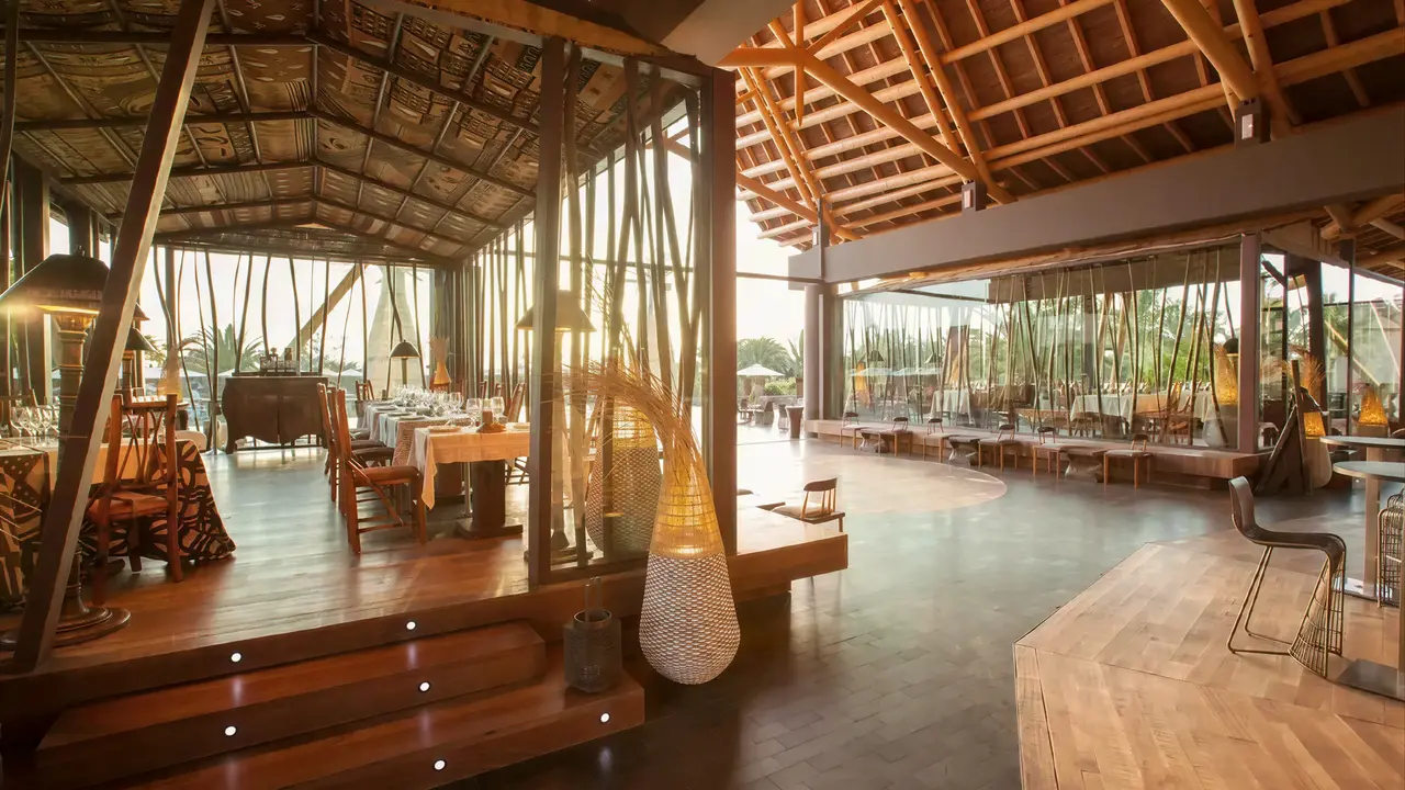 Restauracja w Lopesan Baobab Resort z drewnianymi meblami