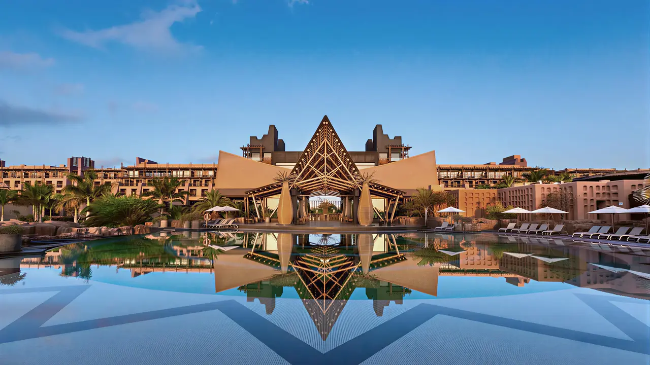 Elewacja i basen w Lopesan Baobab Resort