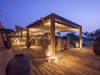 Taras wypoczynkowy Lopesan Baobab Resort przy plaży