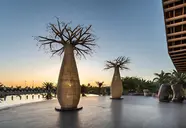 Nowoczesna architektura zewnętrzna Lopesan Baobab Resort o zachodzie słońca