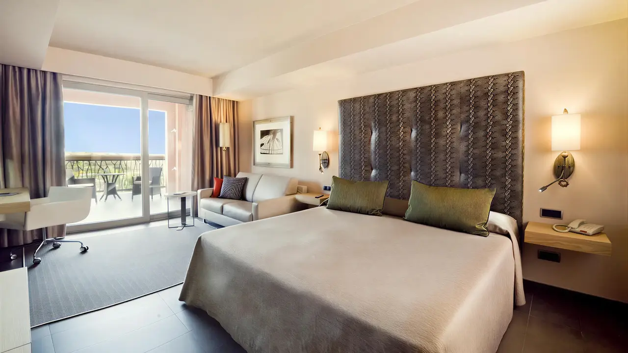 Nowoczesny pokój z łóżkiem w Lopesan Baobab Resort