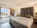 Nowoczesny pokój z łóżkiem w Lopesan Baobab Resort