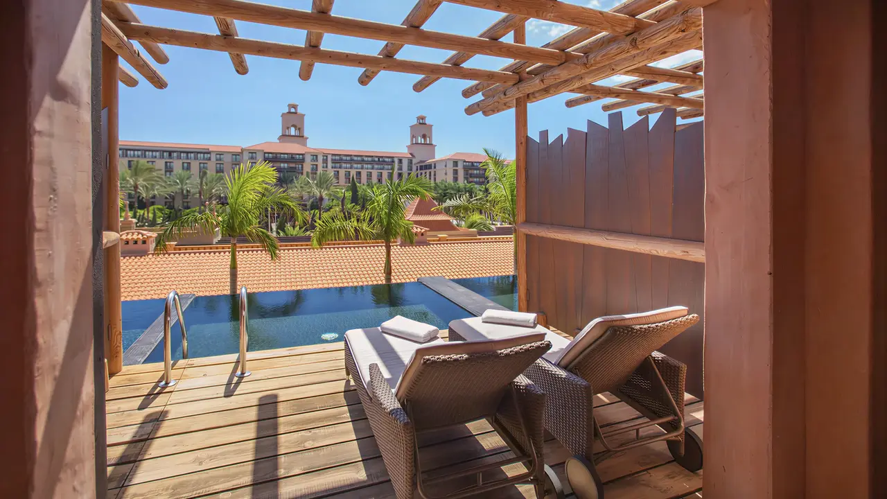 Prywatny taras z basenem w Lopesan Baobab Resort
