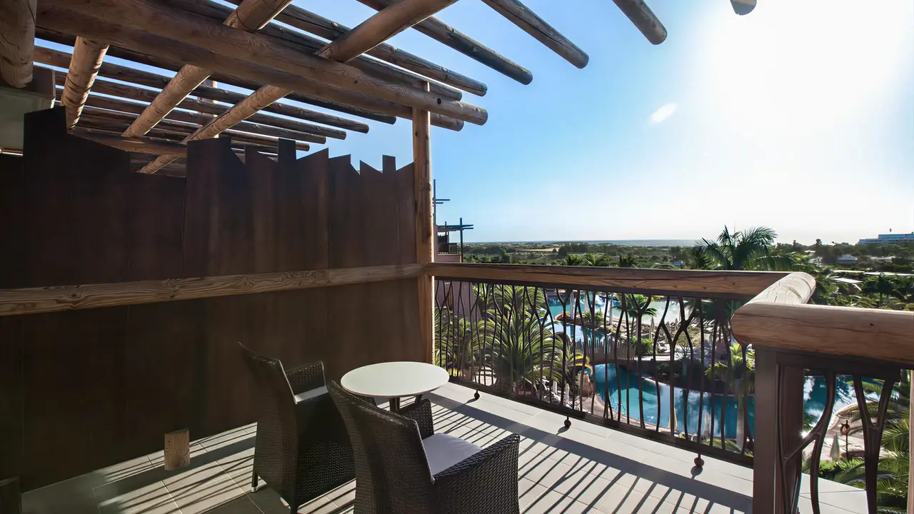 Prywatny balkon z widokiem w Lopesan Baobab Resort